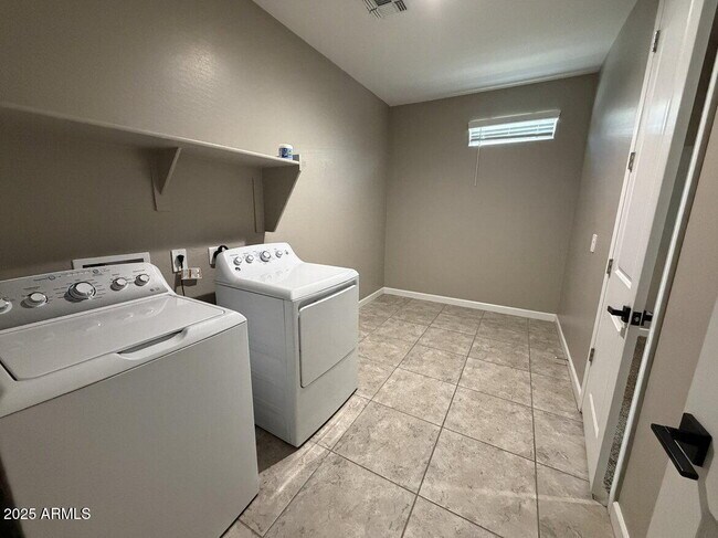 Building Photo - 38163 W Santa Monica Ave