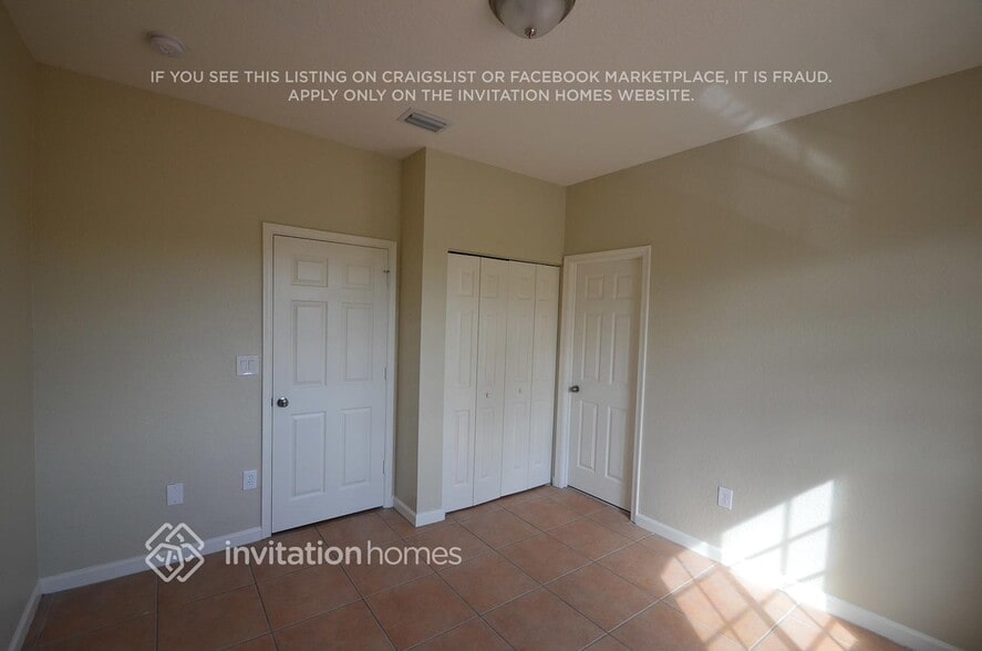 Building Photo - 8899 N Isles Cir