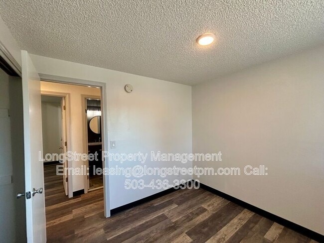 Building Photo - 794 SW Orchard Pl