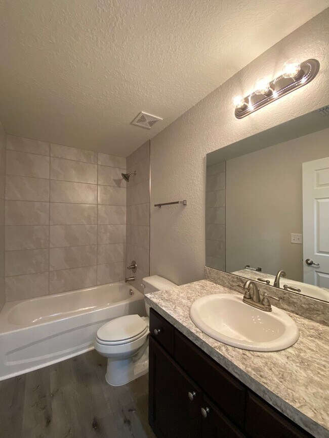 Building Photo - *** NOT AVAILABLE TO SHOW TILLL MID APRIL *** Custom Home - Desirable SE Ocala Neighborhood 3/2/2...