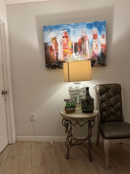 Building Photo - 502 W 9th St