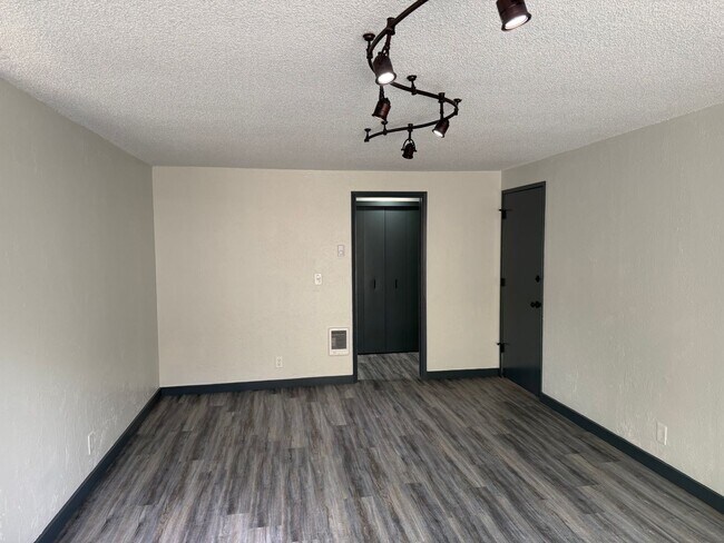 Building Photo - Beautifully updated 3 bedroom, 2 bath house in Eugene!
