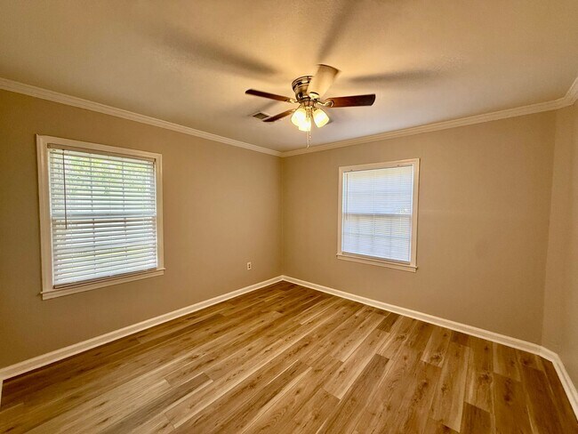 Building Photo - Now Available! Charming 3-Bedroom, 1-Bathroom Home in Decatur, AL