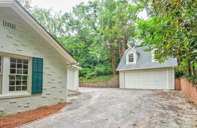 Building Photo - Executive 3/3 House in College Heights- $2,795