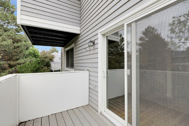 Building Photo - $2,600 - 3 Bed, 1.5 Bath Condo in Aurora w...