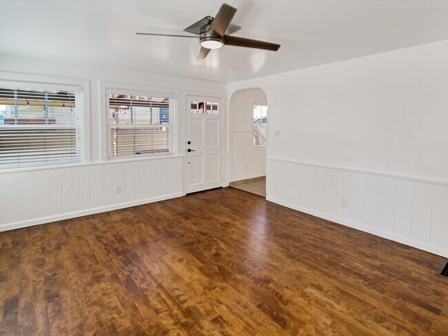 Building Photo - 218 25th Pl