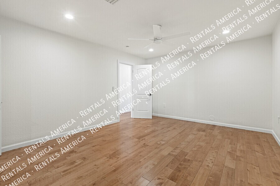 Building Photo - 7007 N Vía De Manana