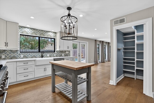 Building Photo - 6506 Jadecrest Dr