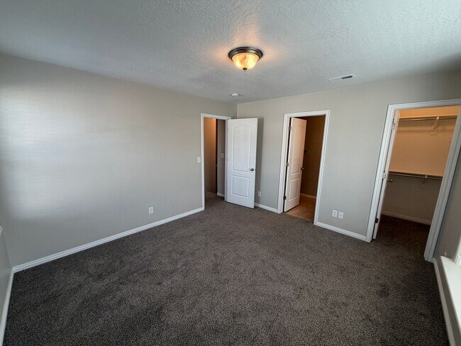 Building Photo - 977 Chelsea Ln