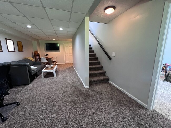 Building Photo - Spacious 3 bedroom Condo In Comstock Park