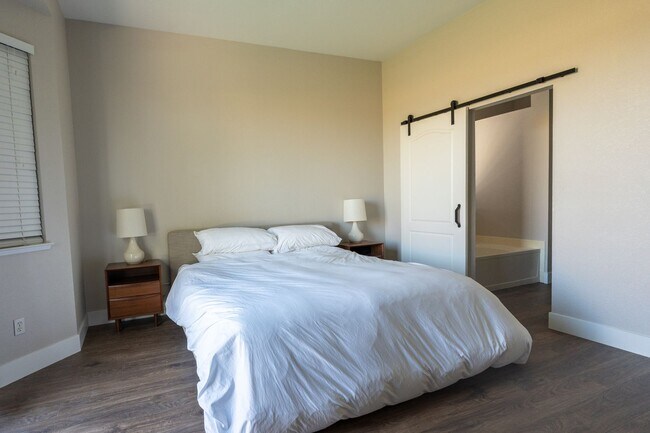 Building Photo - Stunning 3 Bedroom 2 Bath Home