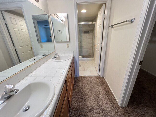 Building Photo - Spacious 2 bedroom 2nd floor unit