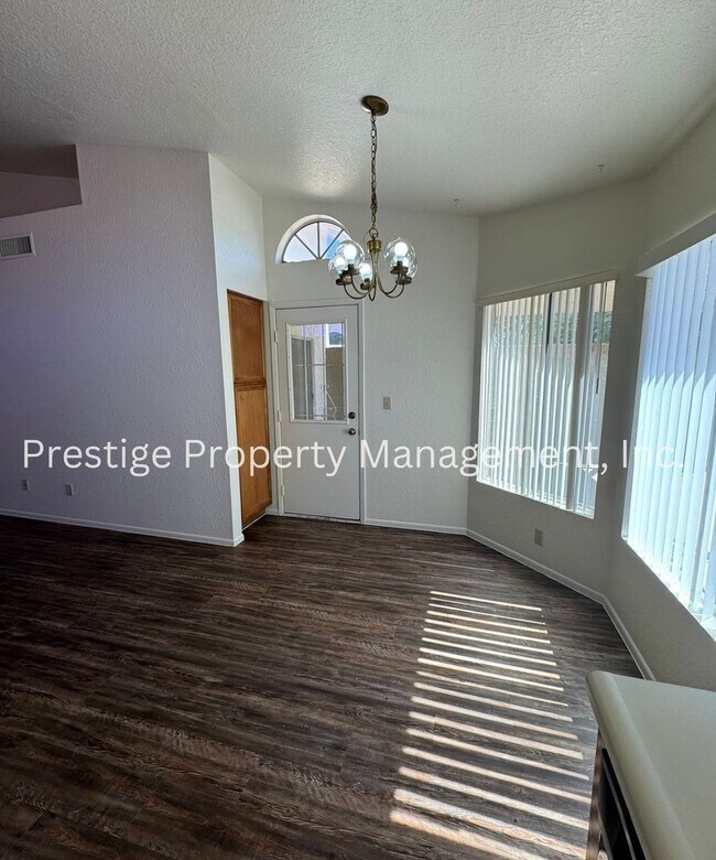Building Photo - Very Cute South West Side 3/2!! Call Now!