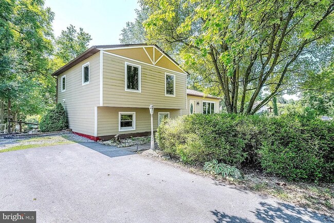 Building Photo - 7221 Hillview Dr