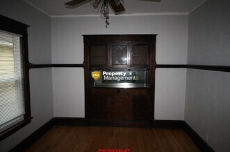 Building Photo - Character Home Oshkosh