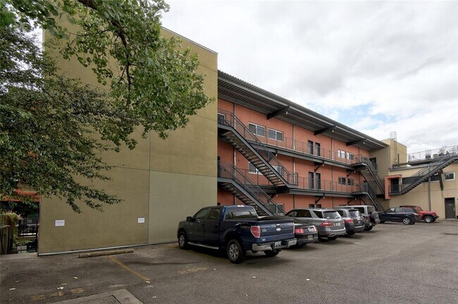 Building Photo - 601 Brushy St