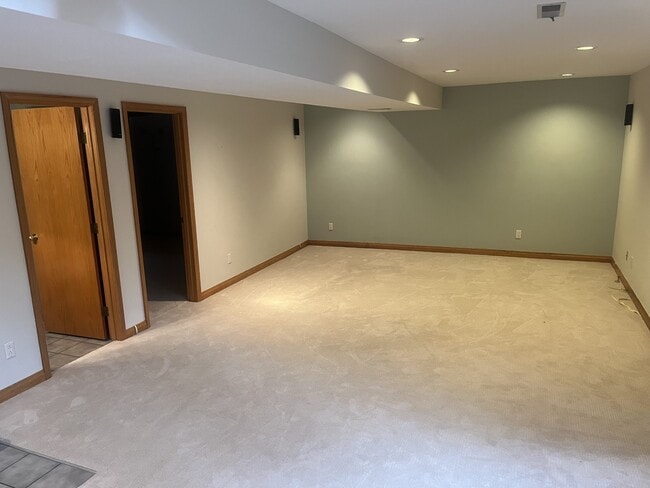 Building Photo - 180 Eleanor Dr