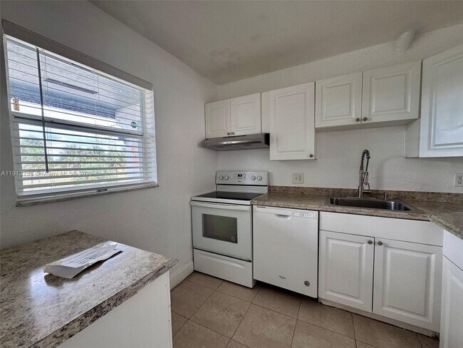 Building Photo - 7320 NW 85th Ct