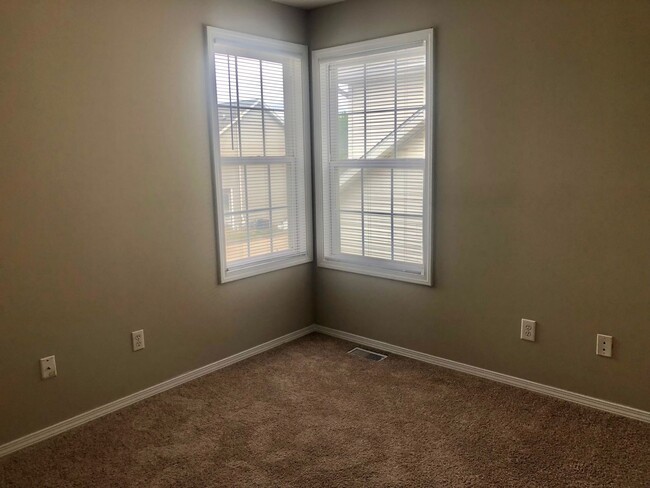 Building Photo - Extremely sharp 3BR 2.5 bath townhouse in ...
