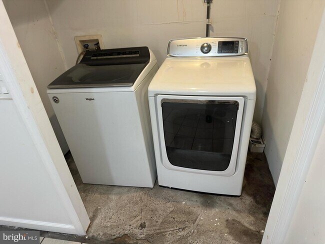 Building Photo - 267 W Sheldon St