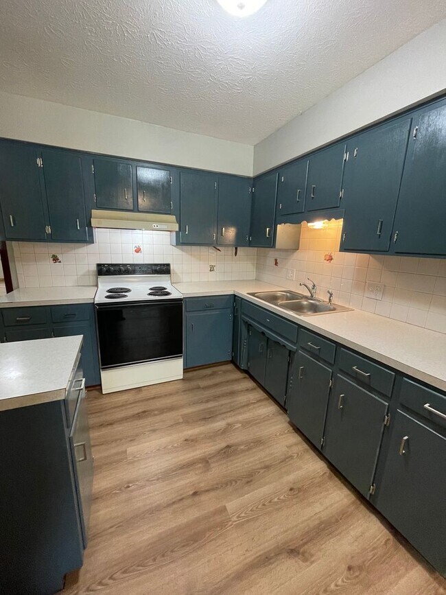 Building Photo - Updated 3 bed/1 bath home! With a 1 car ga...
