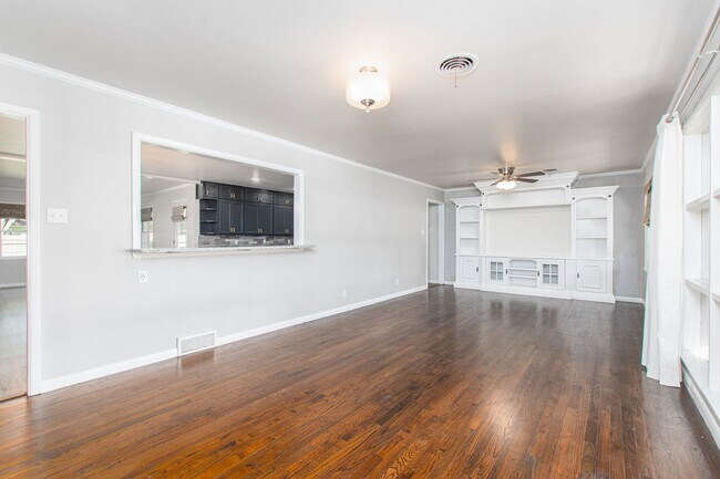 Building Photo - Renovated 3 Bed / 2 Bath Brick Home with 2-Car Garage & Fenced Yard in North Temple