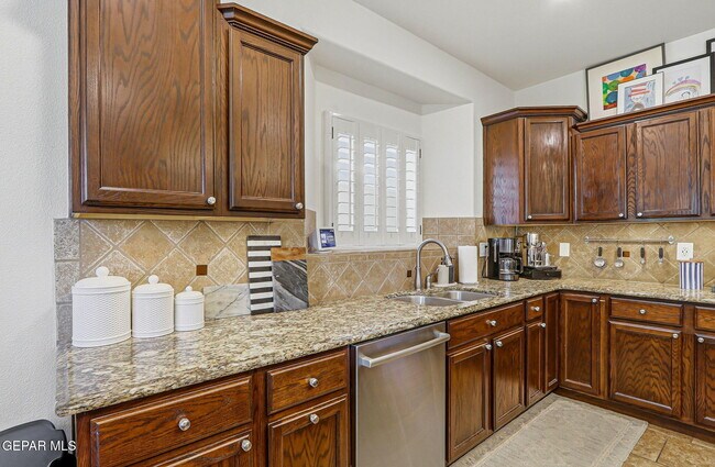 Building Photo - 7417 Gulf Creek Dr