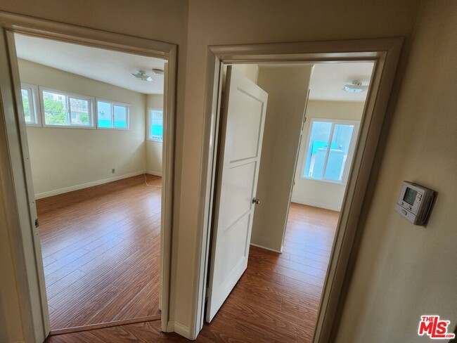 Building Photo - 5264 Cahuenga Blvd