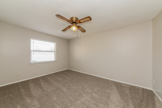 Building Photo - 5102 25th Ave Dr E