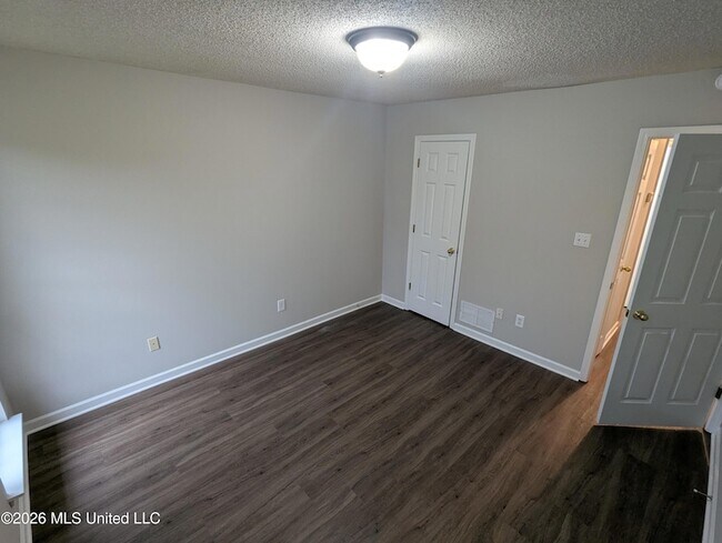 Building Photo - 947 Clubhouse Dr