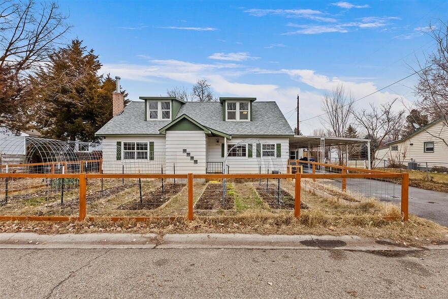 Front of House Garden Beds & Trellises - 3816 W Taft St