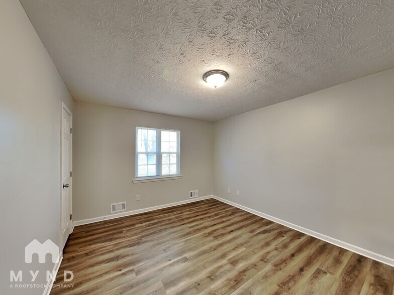 Building Photo - 3050 Brook Hollow Dr