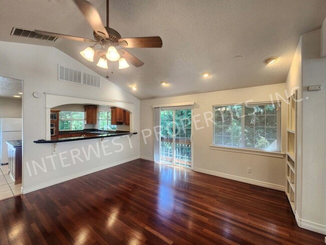 Building Photo - Large 3 Bed+ Bonus Room SW Pdx Home, Natur...