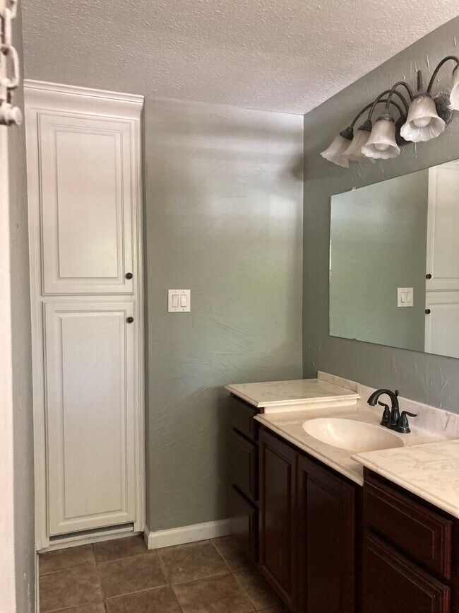 Master en suite - 1704 W Birge St