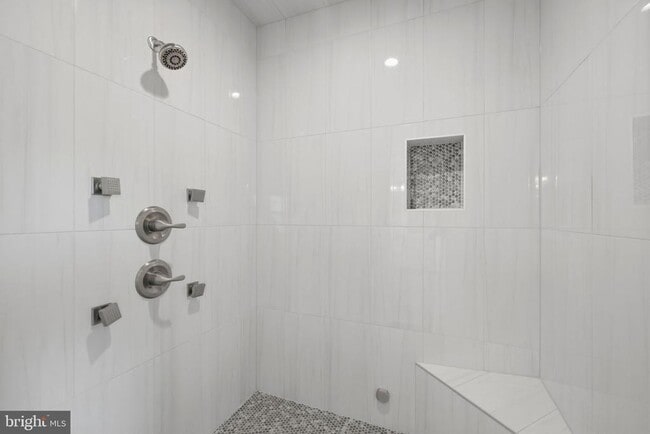 Building Photo - 301 Kingdom Dr
