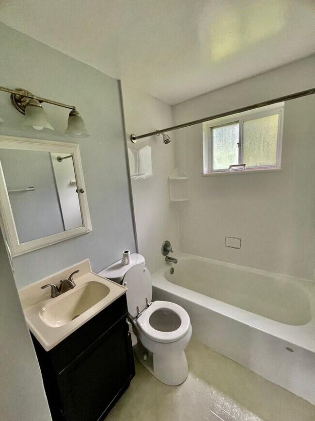 Building Photo - Bethel Park - 3 Bedroom Home - South Park Road - Pet Friendly!