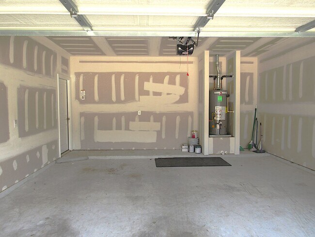 Building Photo - Spacious, modern and close to everything
