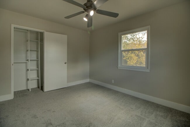 Building Photo - Pet Friendly Kearns Home