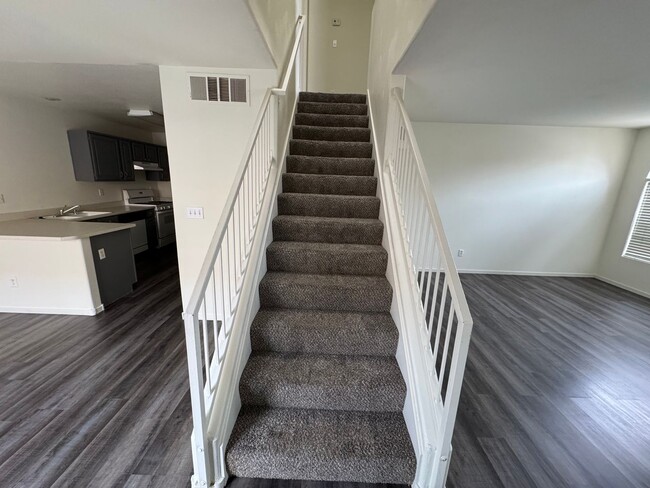 Building Photo - Awesome Three bedroom 2 1/2 townhouse in a...