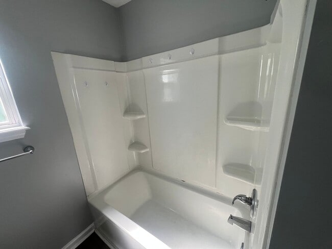 Building Photo - 3 bedroom, 1 bath home