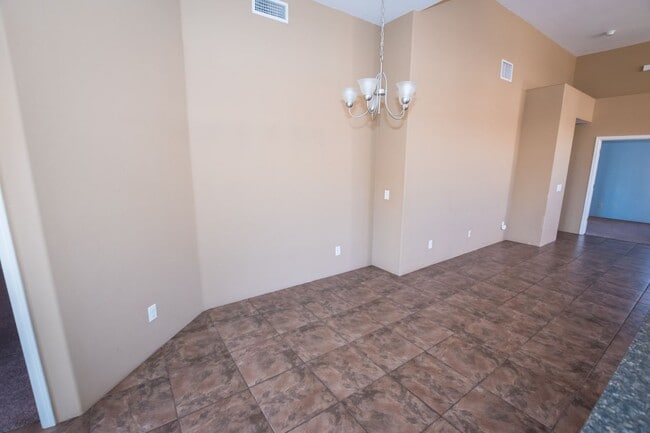 Building Photo - 3 Bedroom, 2 Bath Sante Fe, 2 Car Garage, ...
