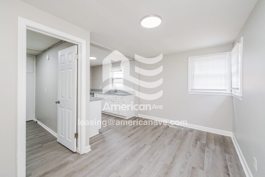 Building Photo - 906 N Adams St