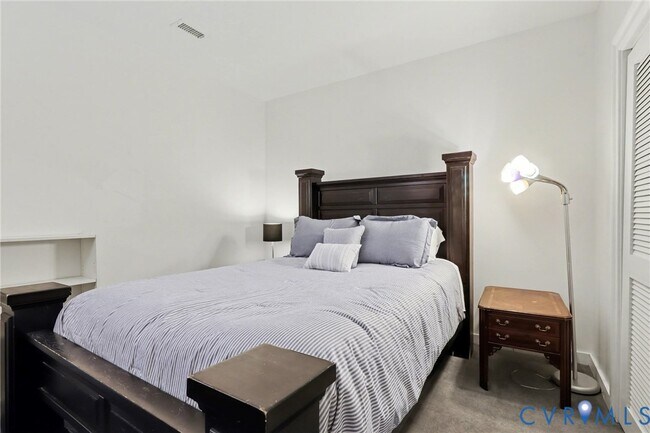 Building Photo - 230 N 6th St S