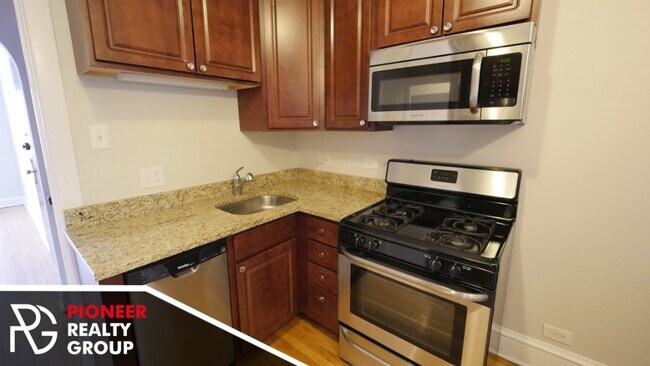 Building Photo - Renovated studio, pet friendly