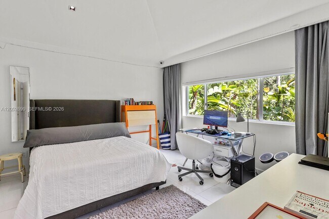 Building Photo - 570 NE 52nd Terrace