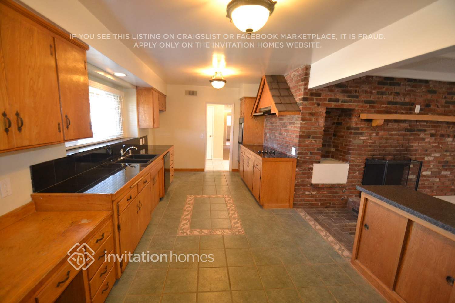 Building Photo - 957 N Primrose Ave