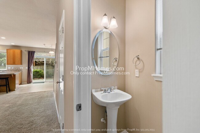 Building Photo - Cozy 3 Bedroom Home Close to Nike & Intel!
