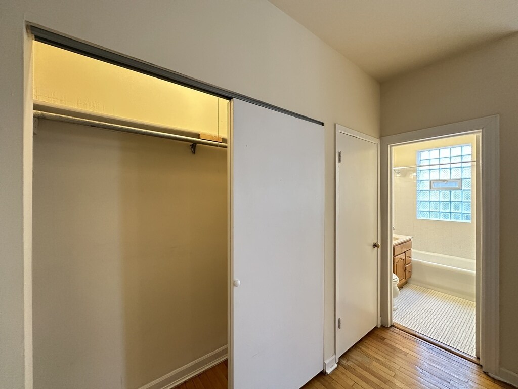 Building Photo - 1040 W George St