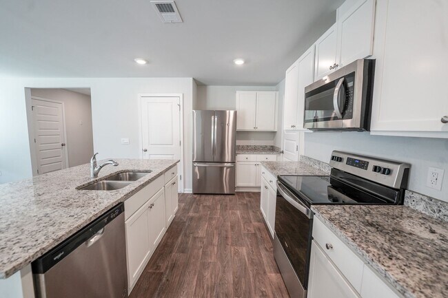 Building Photo - AVAILABLE NOW!