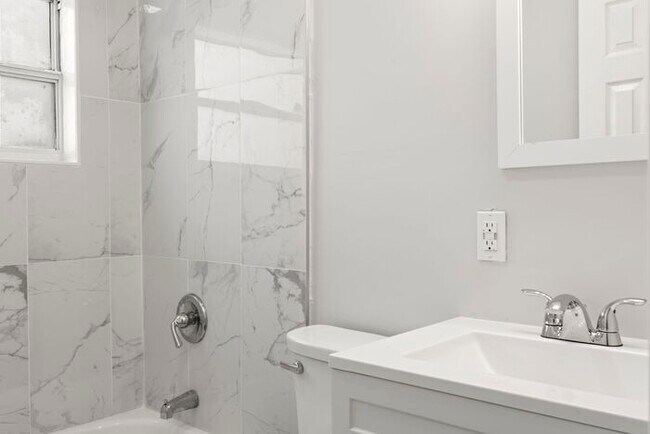 Building Photo - Home For Rent in St Petersburg!